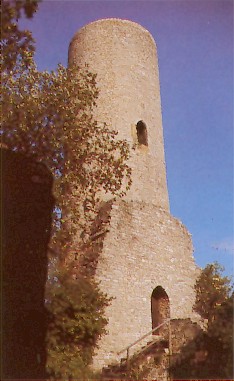 Bergfried der Burgruine Reichelsburg